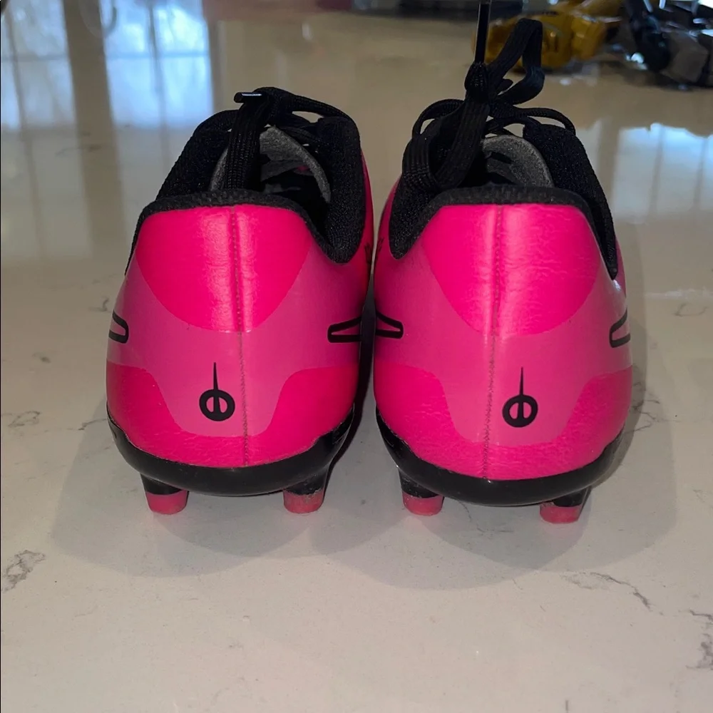 Nike Girls hot pink soccer cleats - Picture 5 of 6